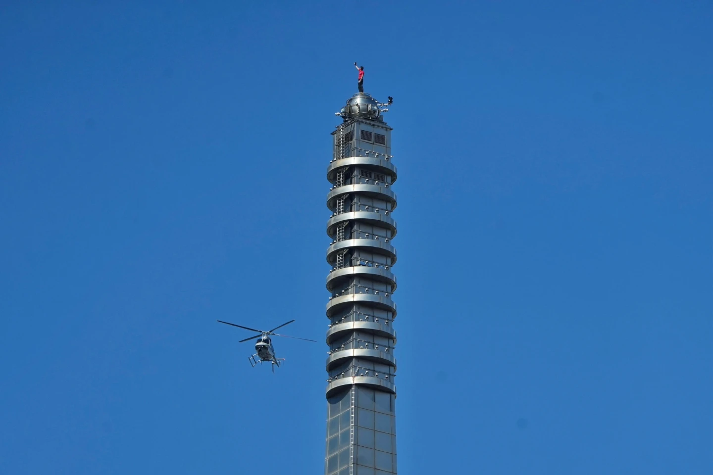 直播｜世紀壯舉！40歲王者霍諾德91分鐘徒手攀頂101　他在508米塔尖自拍引歡呼