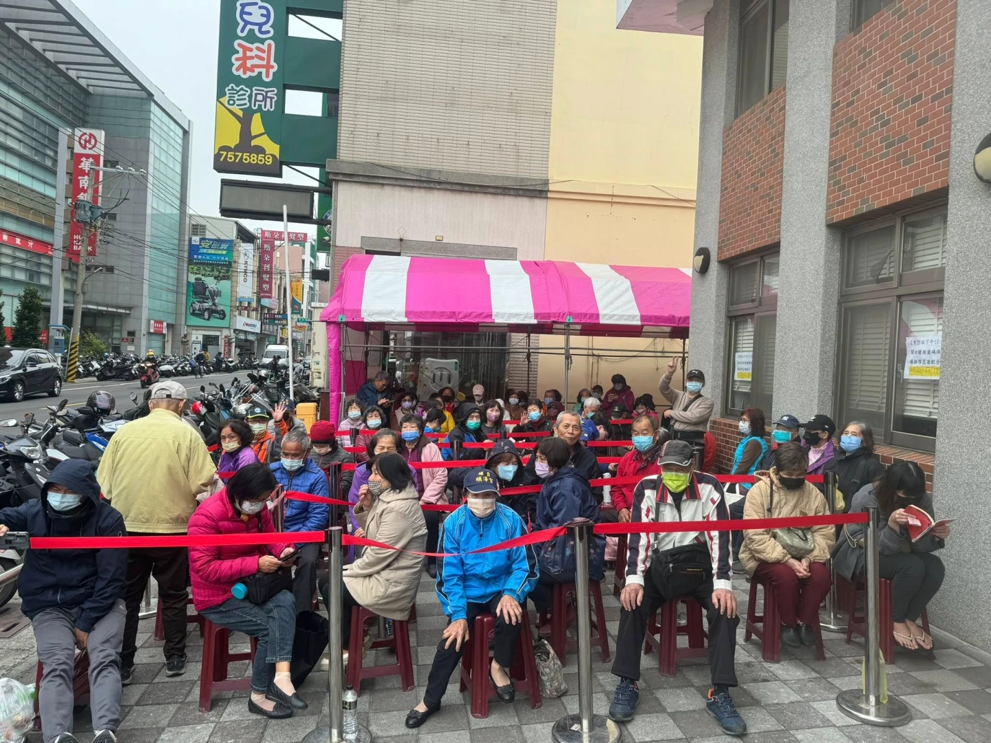 彰化皮蛇疫苗之亂！挨轟「累死長者」今祭新措施無用　凌晨1點搶排「等12小時」