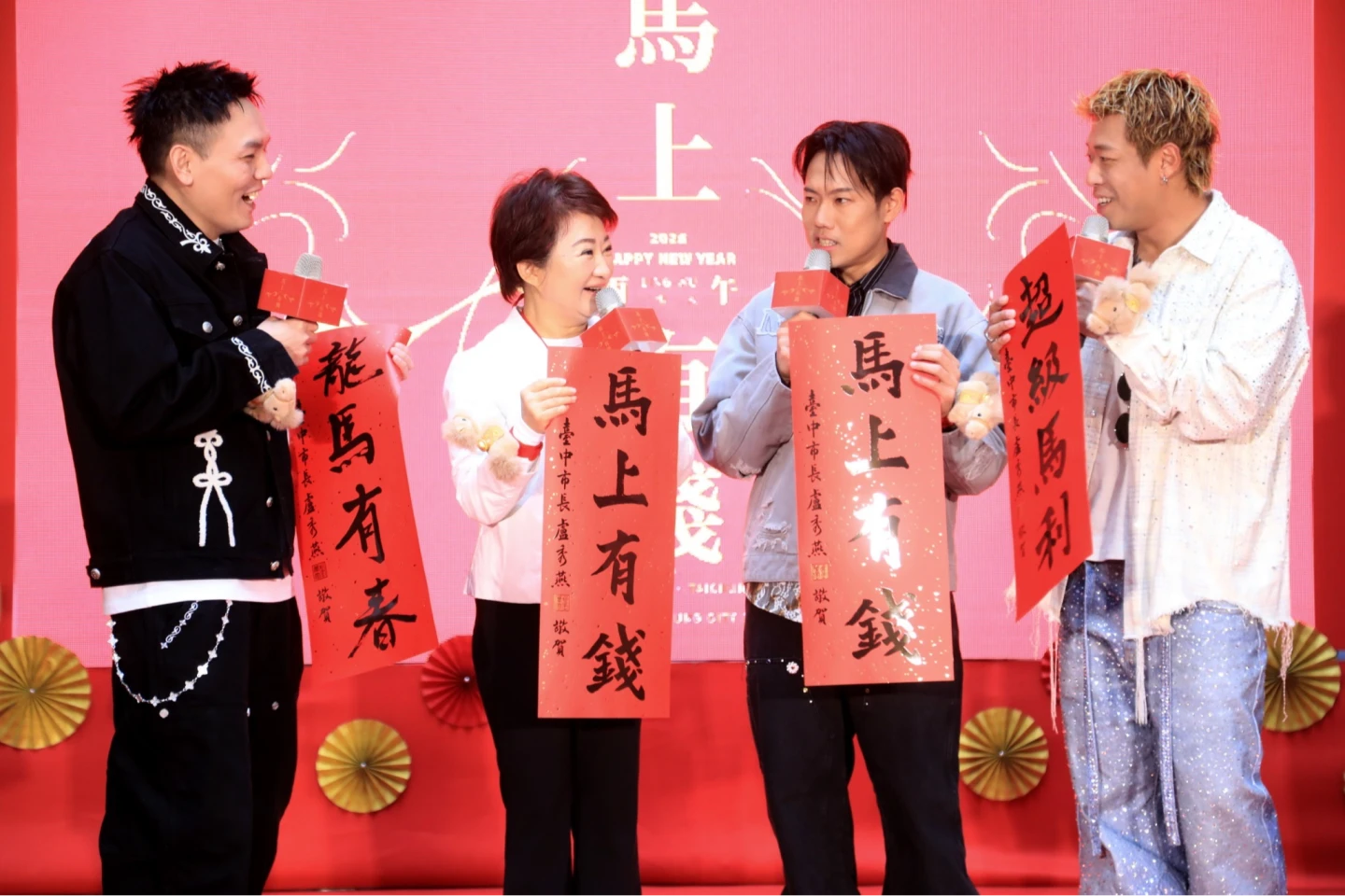 玖壹壹揮毫春聯免費送！盧秀燕見這幕超驚豔　大師讚「被歌星耽誤的書法家」