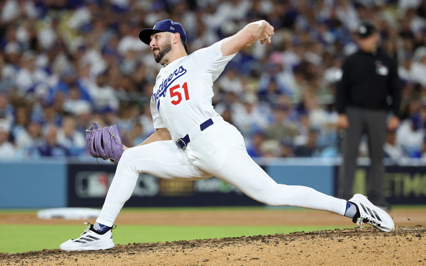 MLB｜道奇左投痛失愛女　同城美式足球隊送全隊簽名球衣暖心慰問