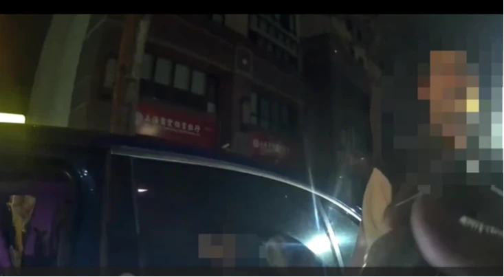 情侶開車違停紅線遭盤查！駕駛座大麻煙露餡　車內搜出大量毒品