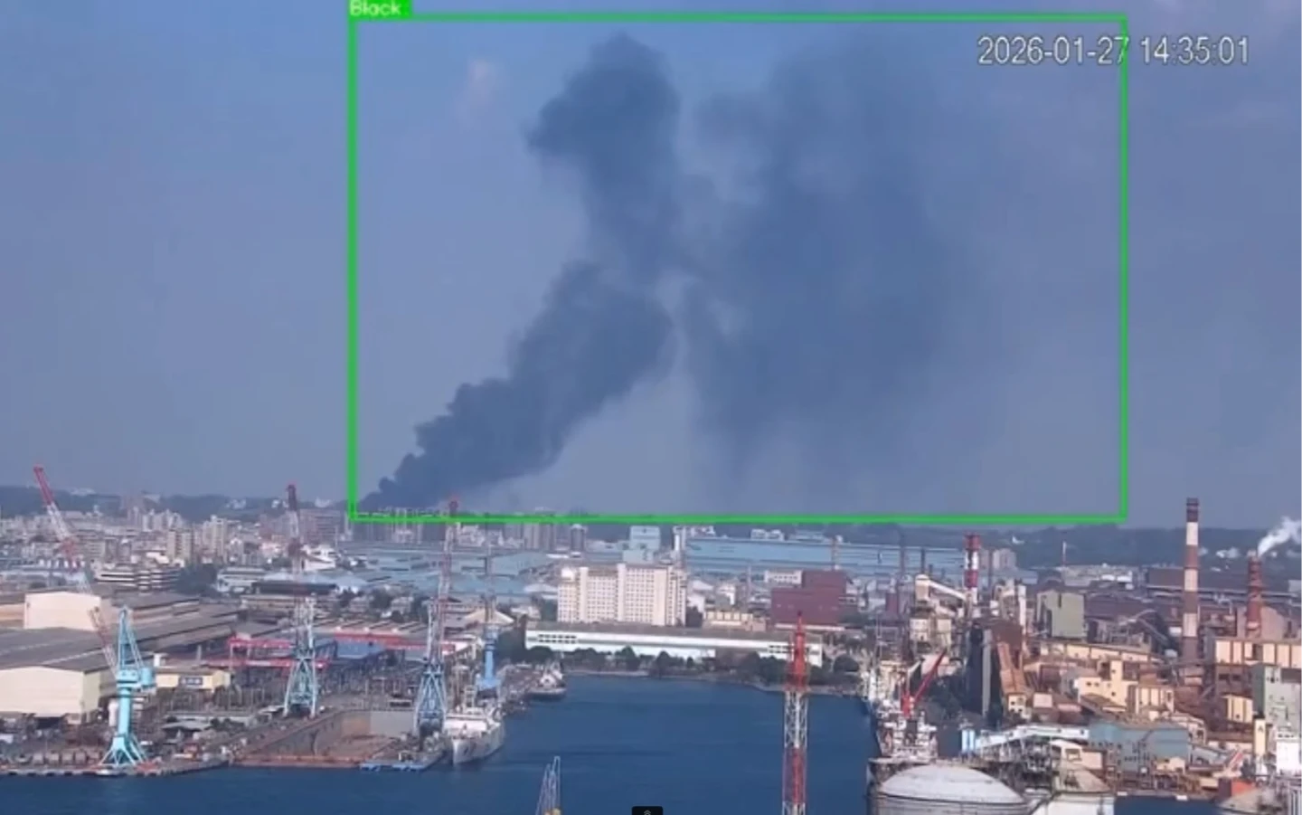 恐怖黑煙竄天！高雄男切割廢輪胎延燒回收場　高屏這兩區快關窗