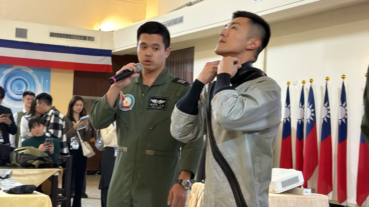 空軍新防寒衣首曝光！帥飛官展示現場脫了　落海可保暖24小時