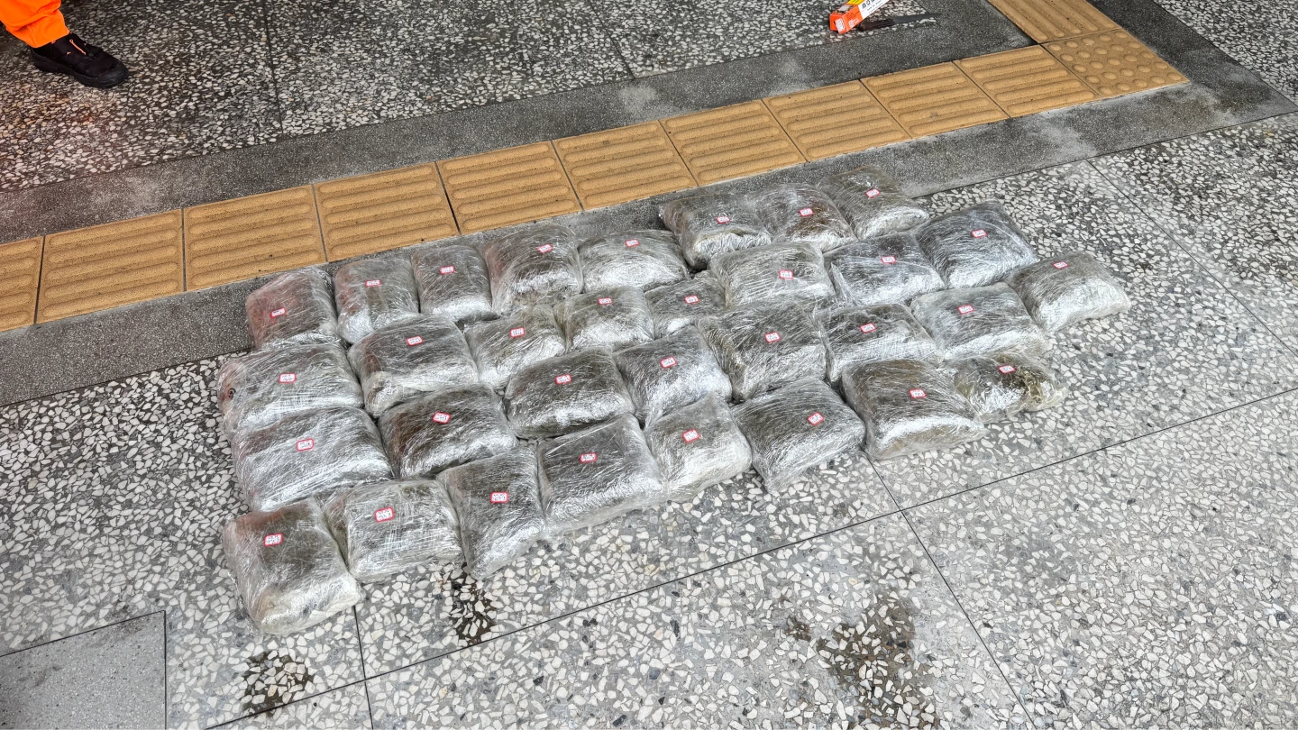 萬里海岸32袋「葉片」漂上岸！民眾一開驚見市值逾2千萬　警急追來源