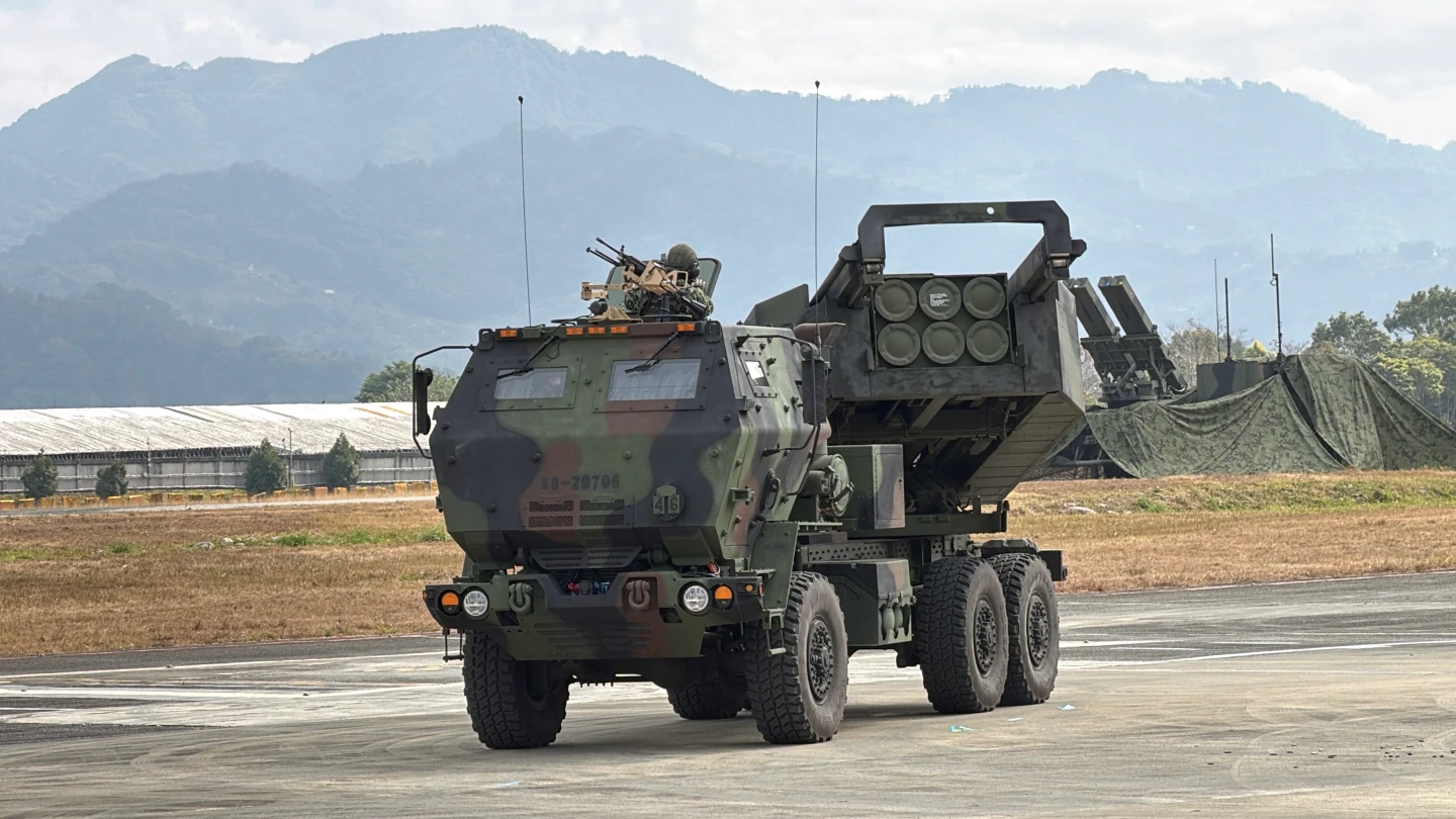 陸軍春巡大秀肌肉！攻擊無人機「精準滅敵」　海馬士接力出擊