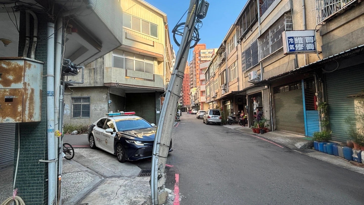 有片｜台中筆直電桿歪腰了！竟是「人造奇景」　形成原因曝光