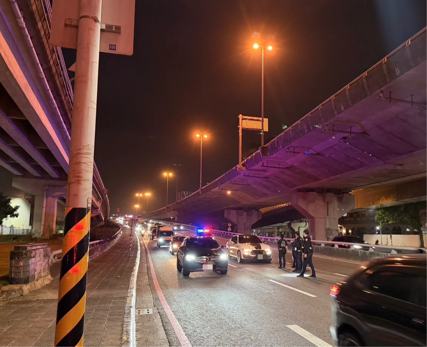 有片｜高雄深夜爆槍響！警連開15槍　改裝車拒檢衝撞逃逸