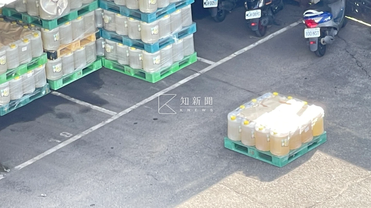 獨家直擊|得正、一芳供應商出包!手搖飲原料放戶外曝曬、貓狗竄跳 食安處稽查揭4缺失