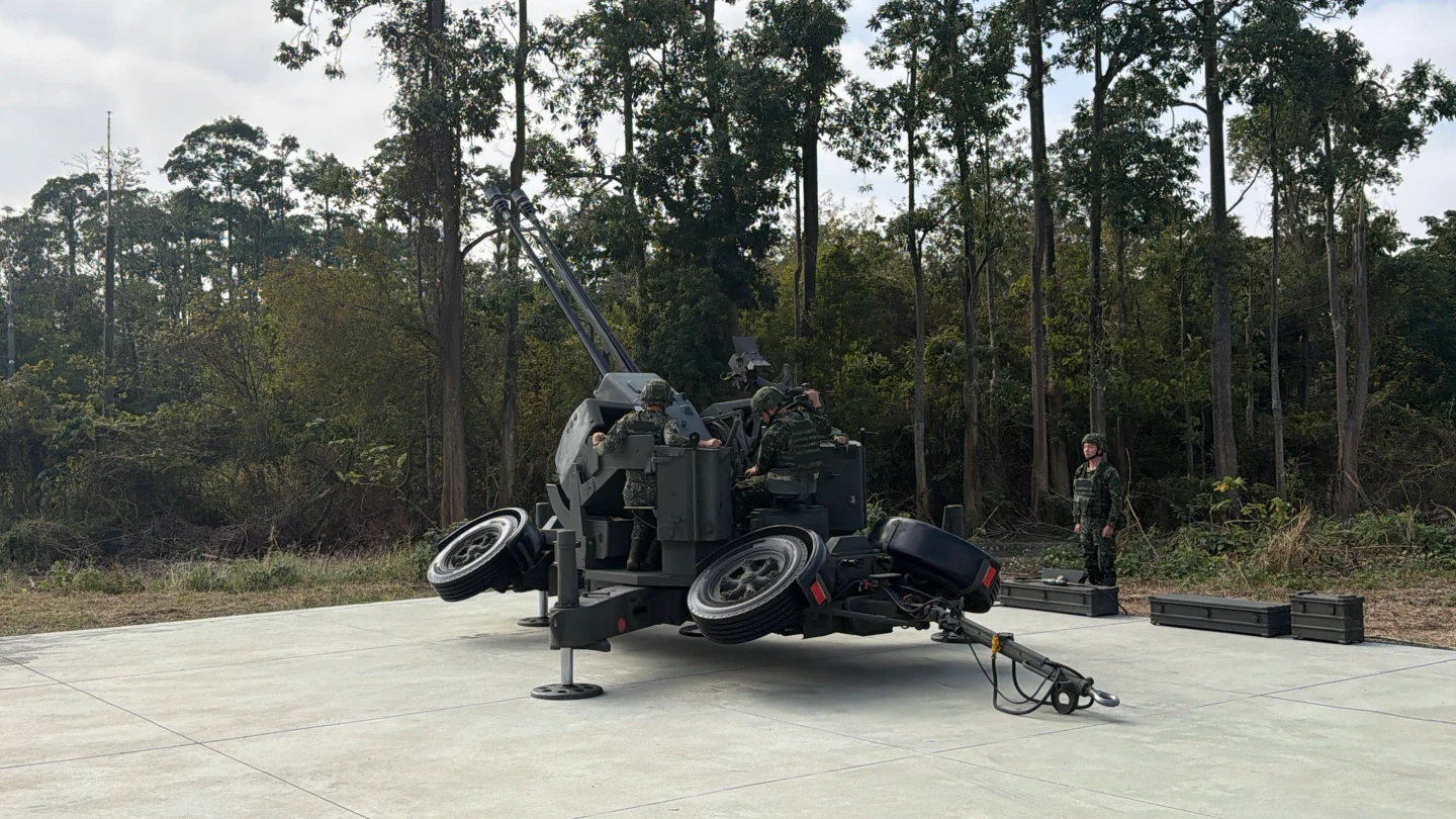 雷達一轉、砲口就位！空軍春巡秀35快砲　可攔截攻擊無人機