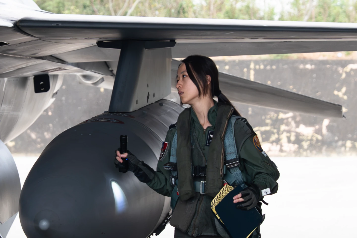 直擊｜「捍衛女戰士」現蹤空軍基地　上尉陳怡慈帥駕F-16V破空　