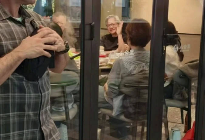 黃仁勳在深圳大啖潮汕牛肉火鍋　大讚「深圳牛肉很新鮮、很好吃」