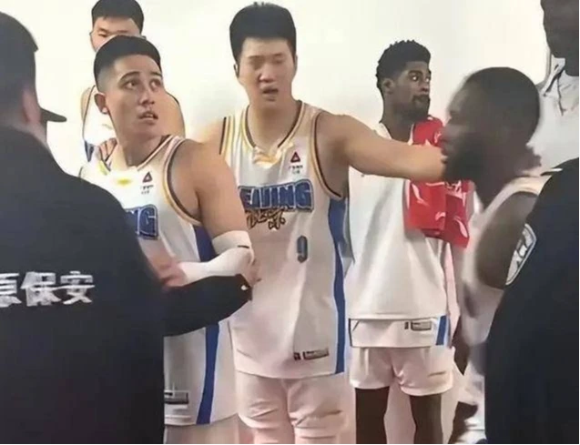 CBA｜中國大陸球迷太沒品！陳盈駿退場時竟遭吐口水　氣炸畫面曝