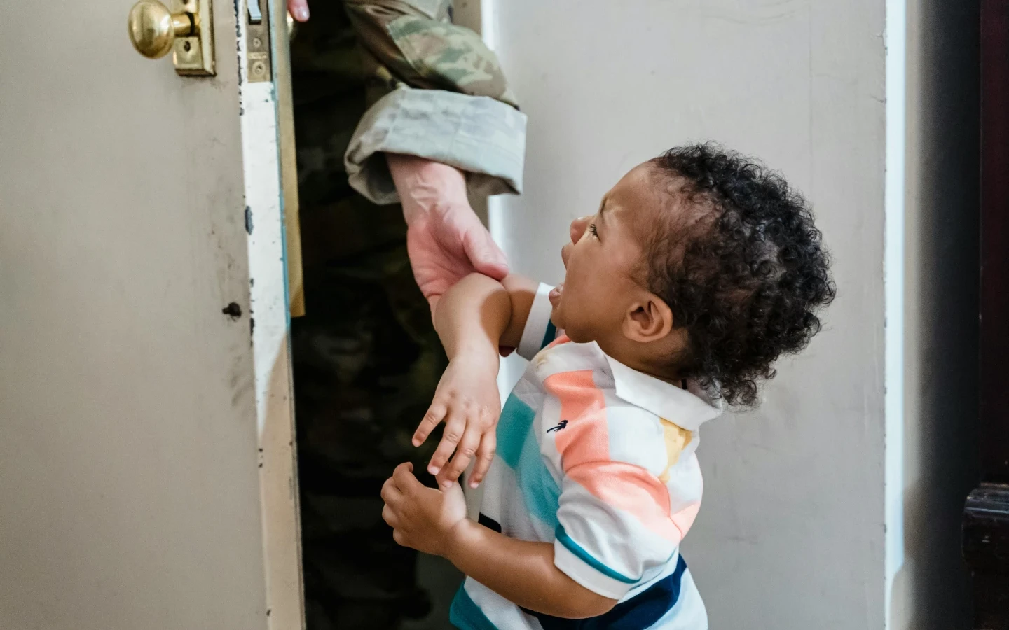 超商店員帶3歲繼子上班！竟踹毆推撞洗手台害昏迷　只因他尿褲子