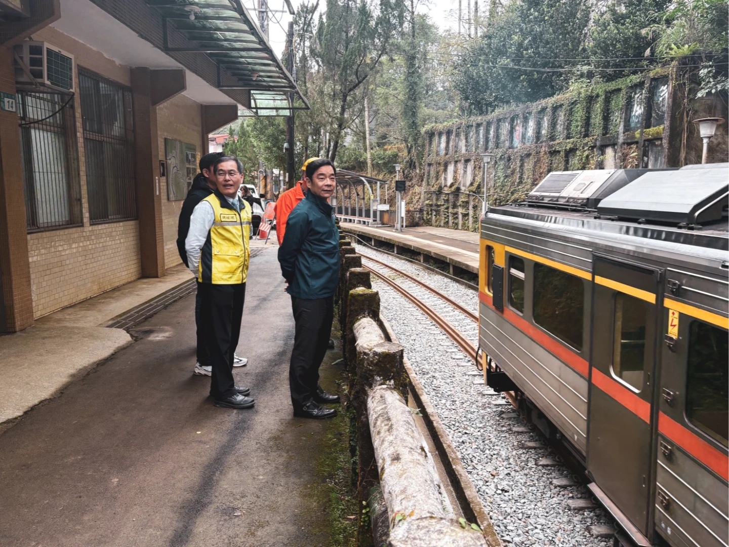 豪雨、河水暴漲毀路基及邊坡！台鐵平溪線災後復原　1/31全線通車