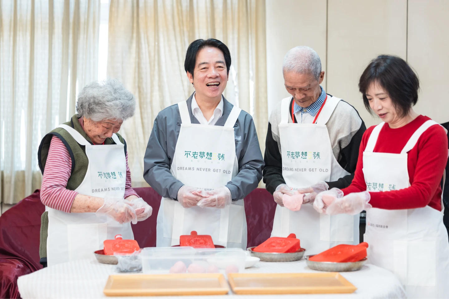 賴清德陪長輩做紅龜粿　被百歲爺魔術逗笑直喊不敢當
