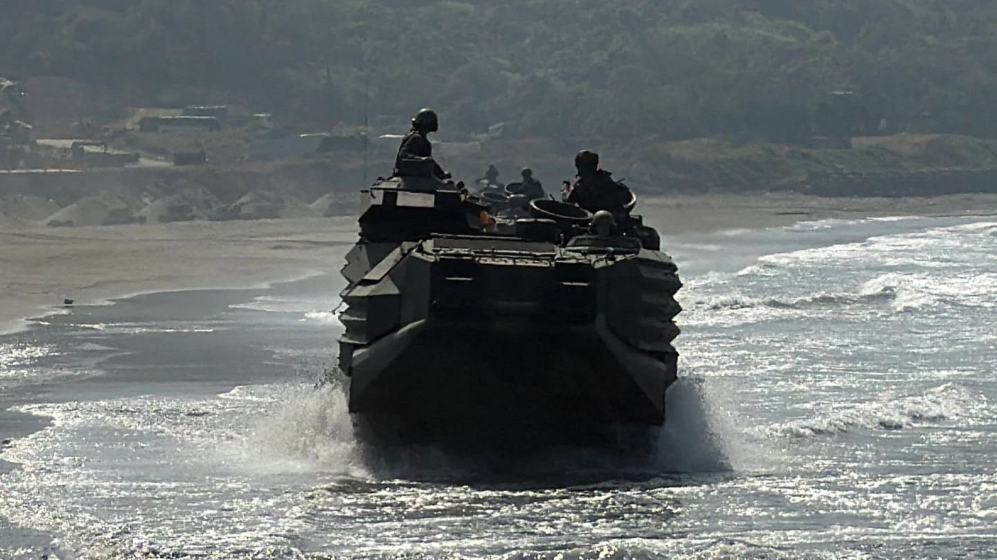 直擊｜海軍春巡AAV7兩棲突擊「車上視角」曝　「海上計程車」馳騁沙灘