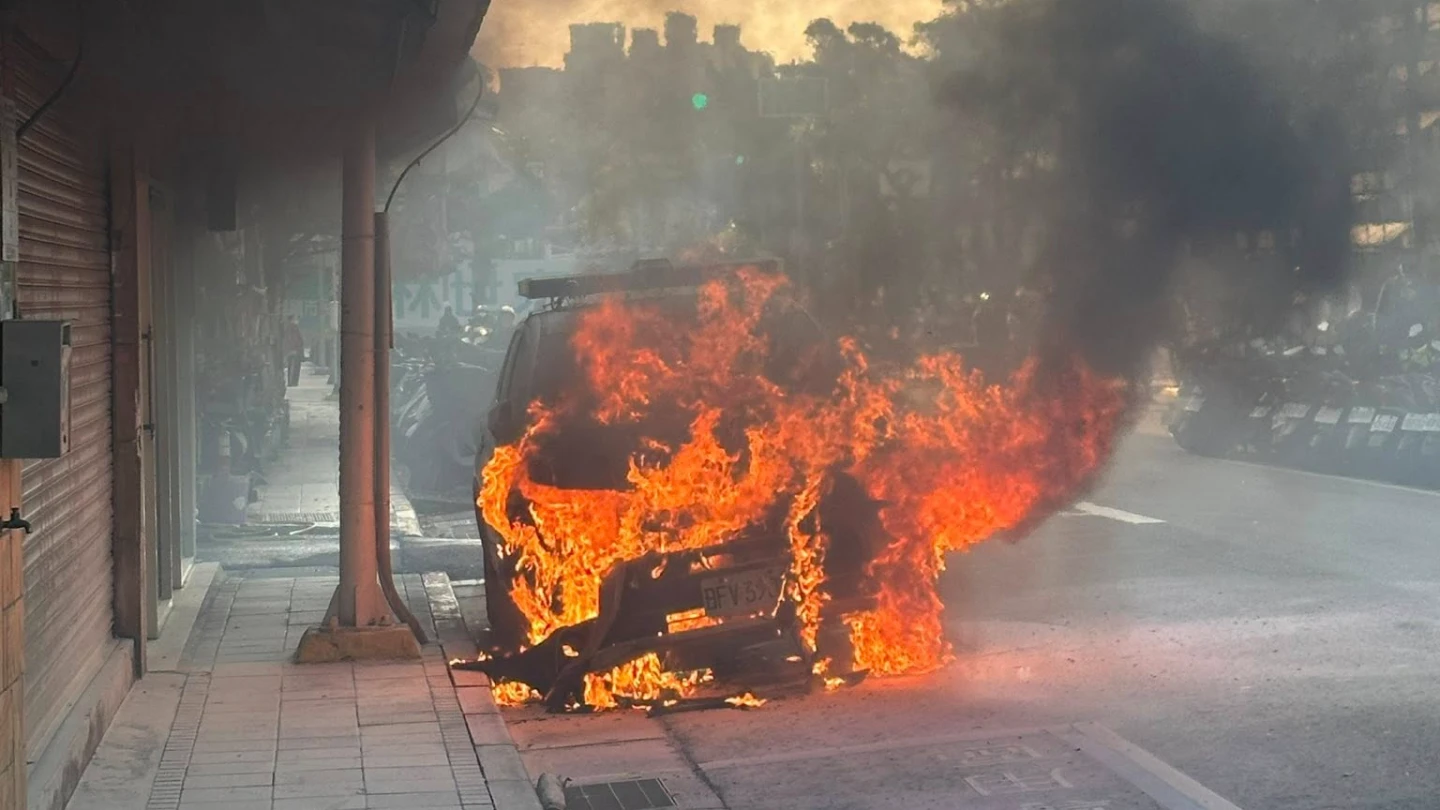 有片｜北投警車故障停路邊！　下秒竟陷火海燒成火球