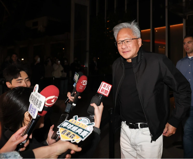 黃仁勳提「4項需求」非常強勁　張忠謀坐輪椅餐敘！他曝2人都喜歡這一味