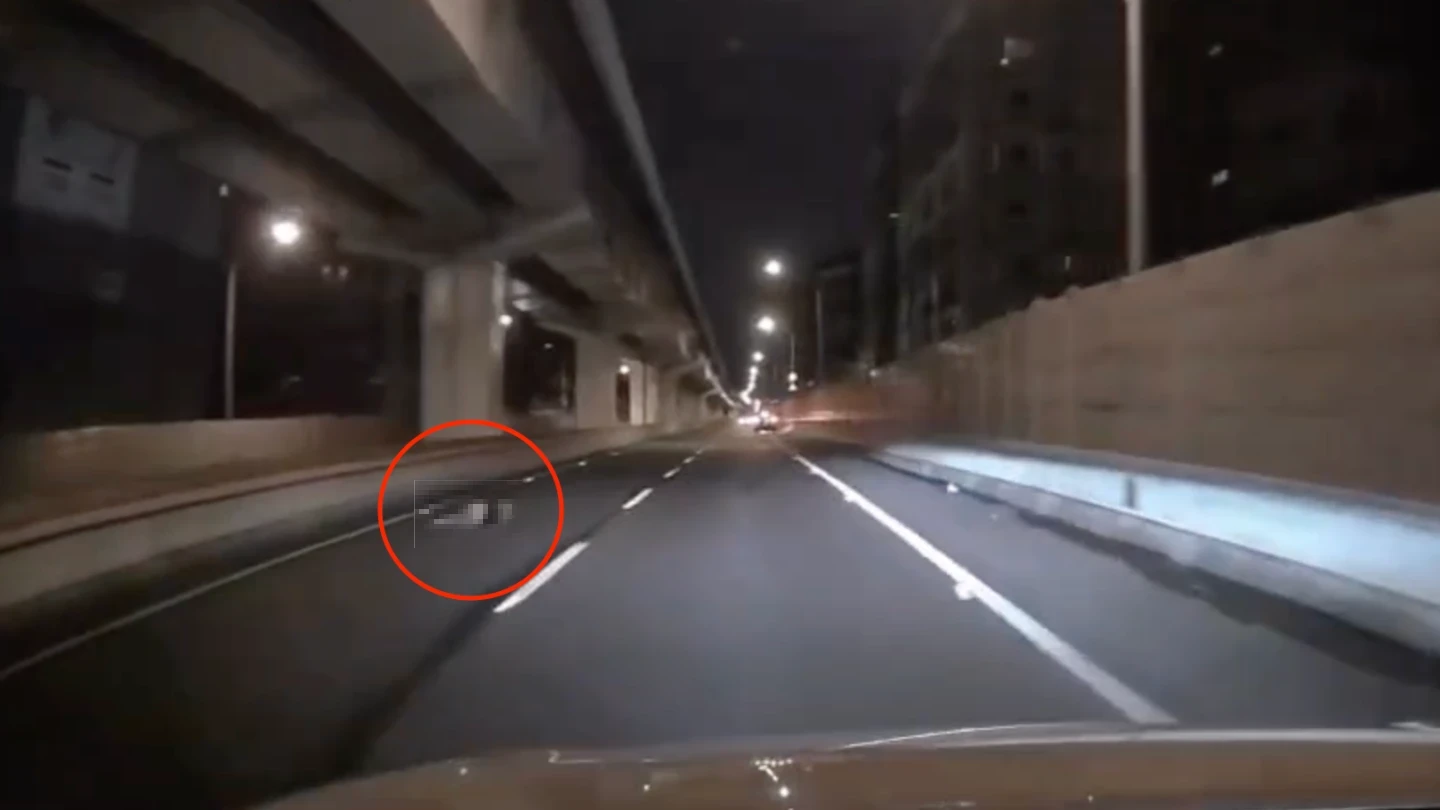 有片｜學霸台64丟包最新畫面曝！警找齊7車主釐清　4車輾過死者3車閃過