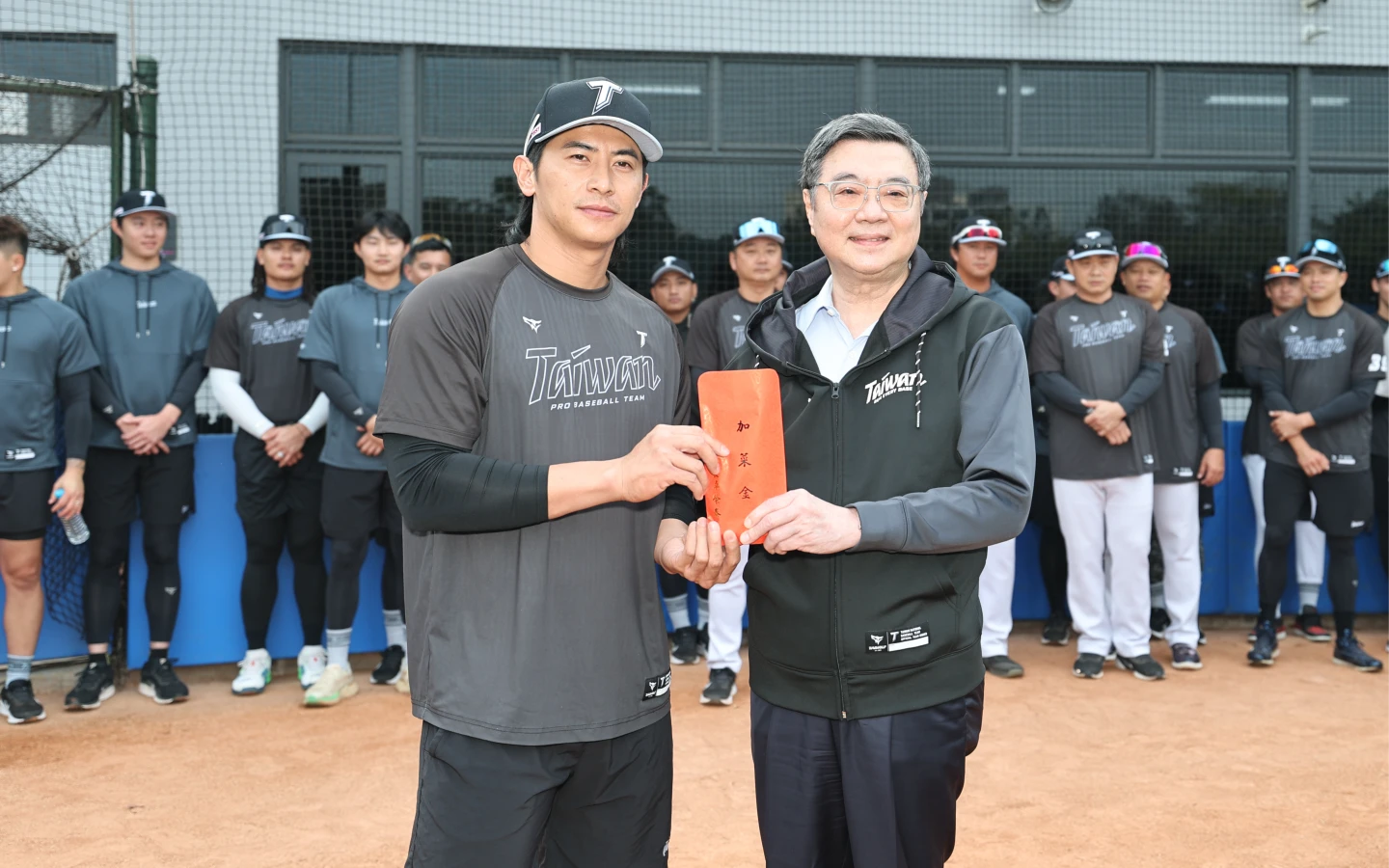 經典賽｜卓榮泰到國訓探望中華隊送加菜金　關心情蒐、比賽用球、旅外球員近況