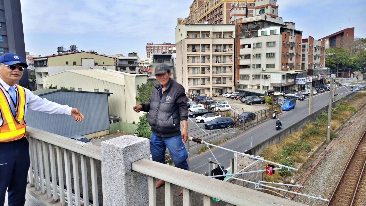 老伯陸橋持刀驚險對峙！台鐵急斷電救人、警消鋪氣墊　南北交通大亂