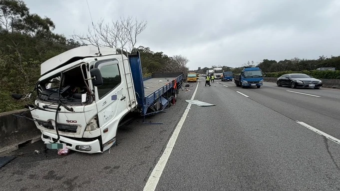 國1嚴重車禍！大貨車「疑恍神」追撞路肩故障車　駕駛下車察看當場身亡