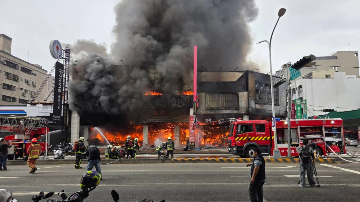 台中加油站旁大火！傢俱行猛燒濃煙直竄　市府提醒：快關窗