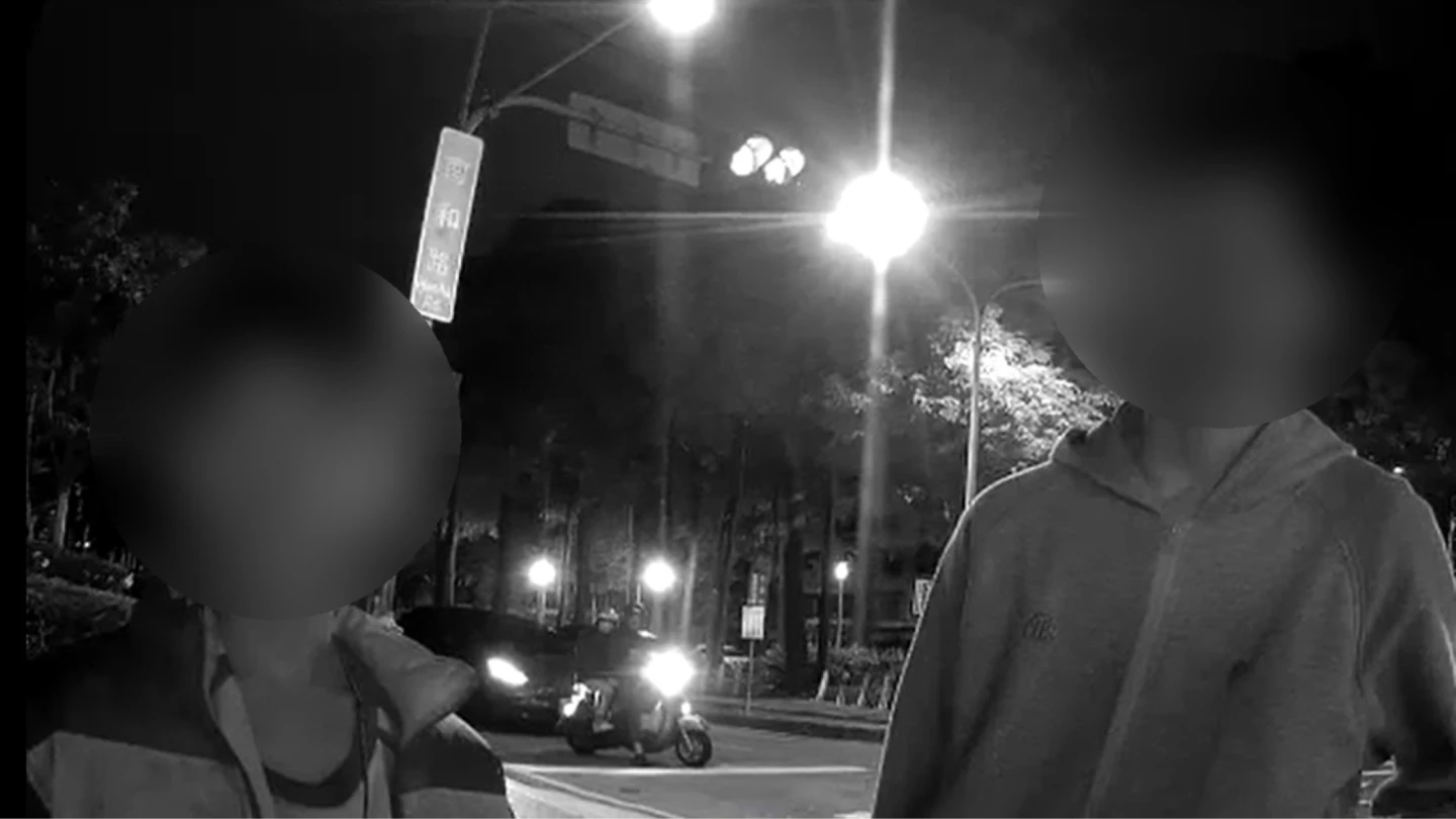 有片｜國中生買完消夜手機不見了！警一動作秒尋回　他尷尬急道謝