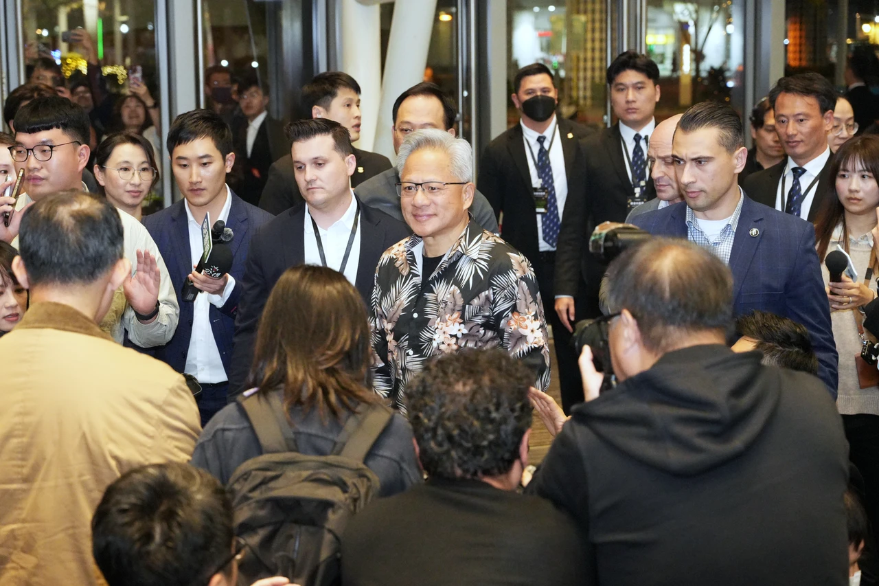 黃仁勳著花襯衫現身輝達尾牙　曝將在台招募更多人才