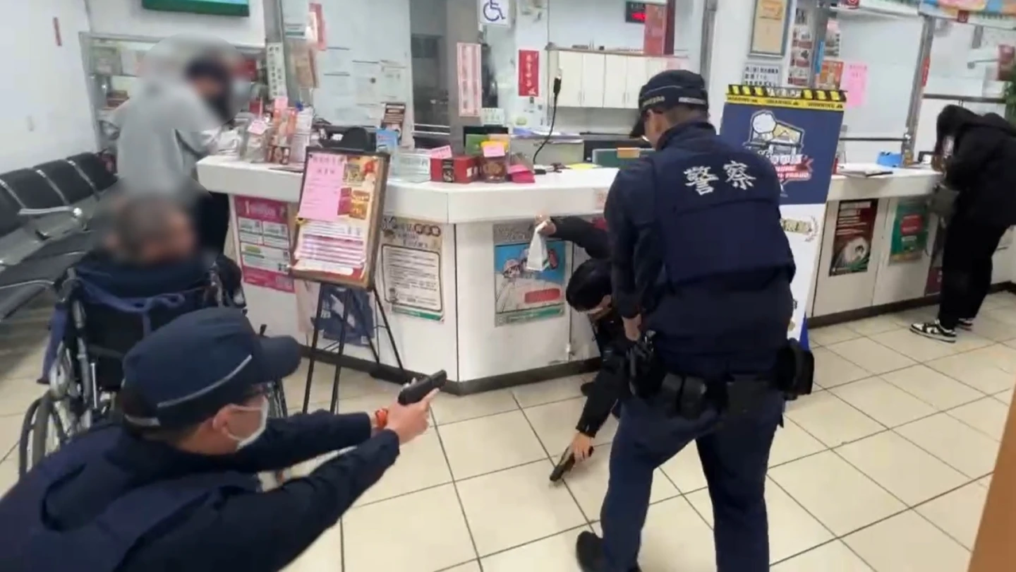 歹徒持槍吼聲震郵局　民眾淡定辦事「完全沒在怕」！真相曝光