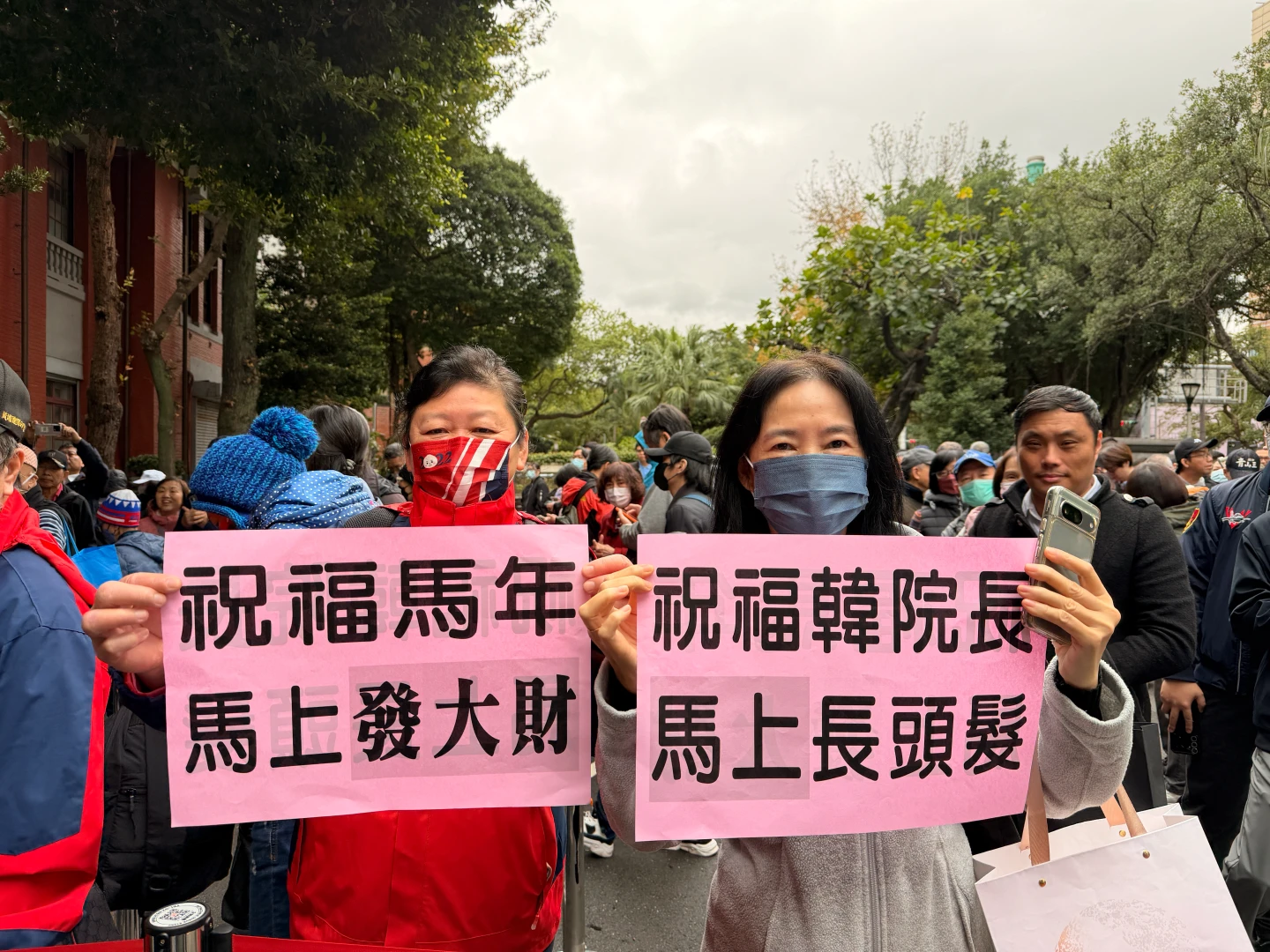 韓粉領春聯嗨喊「馬上長頭髮」　韓國瑜嬌羞：跟佳芬姊生娃一樣困難