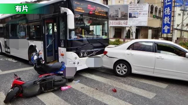 驚悚！大台南公車煞停後「詭異暴衝」　如保齡球掃倒8汽機車3人傷