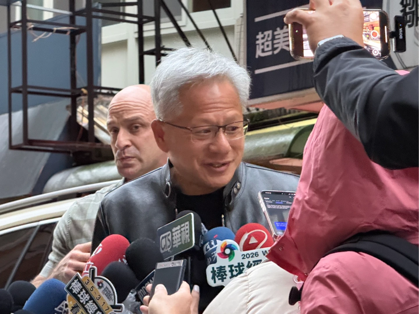 黃仁勳今晚與台積電高層聚餐　對台北總部建設「非常期待」、從未說過一次投資OpenAI千億美元