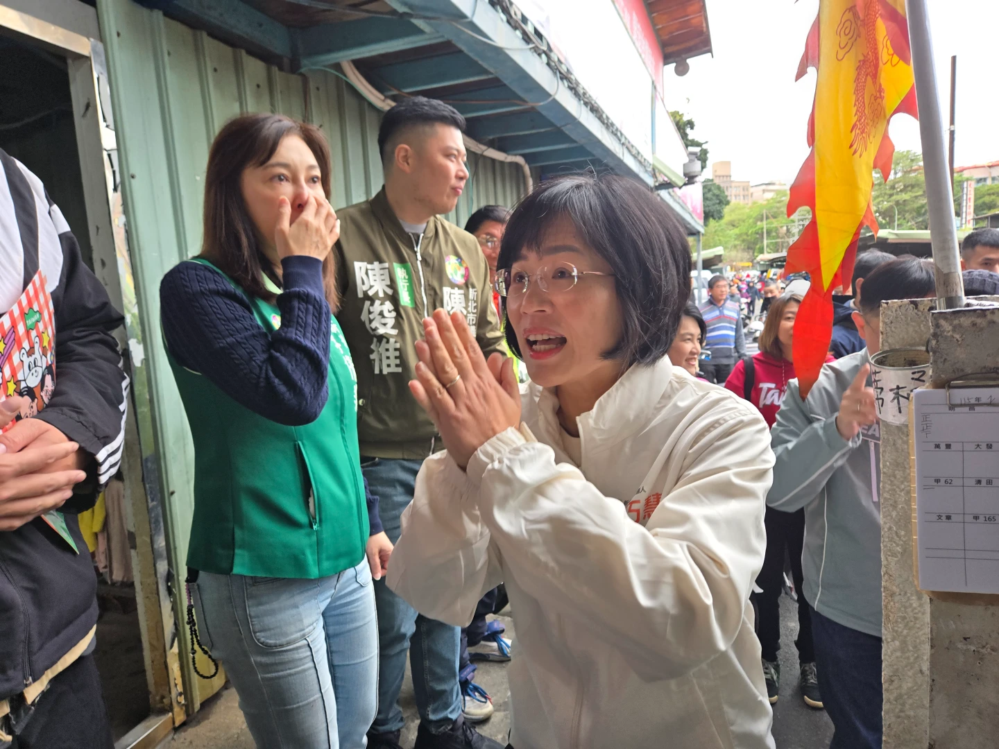 蘇巧慧三重掃街拜票！　陳柏惟力挺喊話「她是最強母雞」　