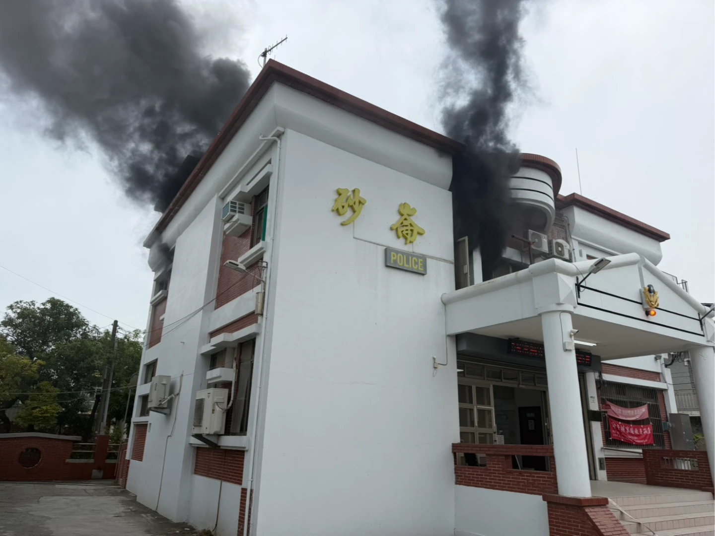 中午交接班才結束...高市湖內警分局砂崙派出所二樓失火　黑煙竄天畫面曝光