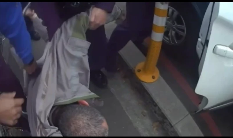 逆向撞人聽到「要報警」暴走　高雄清潔隊員揮拳狂打七旬翁！環保局說話了