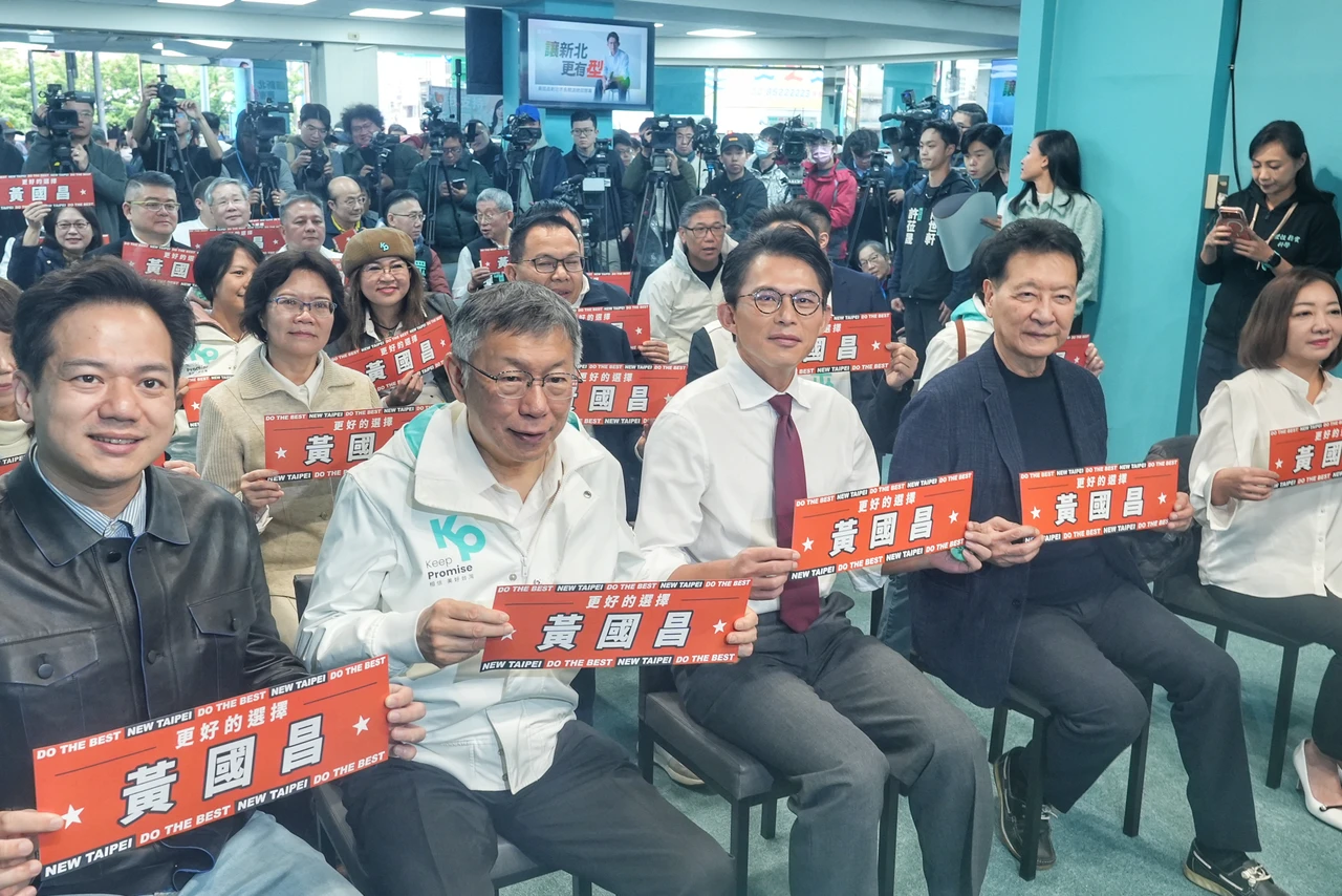 趙少康站台黃國昌新北競總開幕！讚黃有「大局觀」：藍白3月協商人選