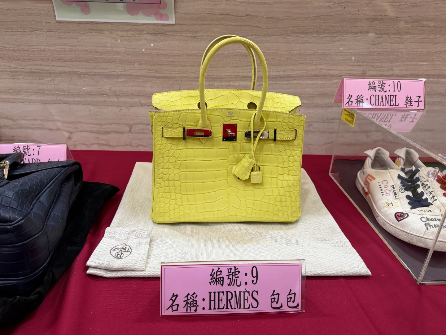 直擊｜太子集團百萬愛馬仕鉑金包今拍賣！　巴黎世家、NIKE限量款球鞋一次看