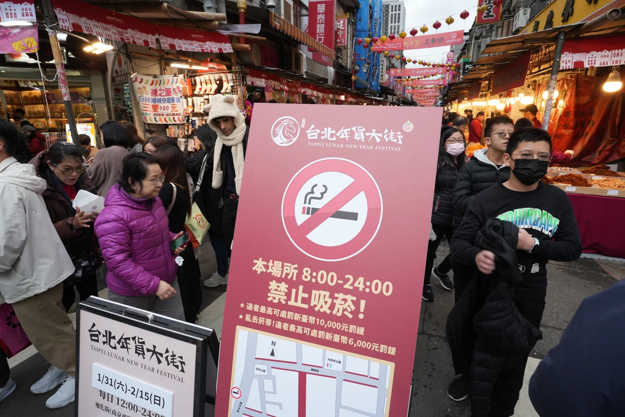 街訪片｜台北年貨大街禁菸！逛街民眾讚舒服、癮君子喊不方便　兩派聲音一次看