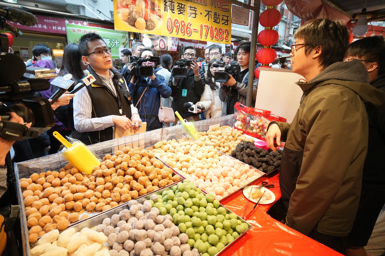 台北年貨大街稽查！草莓大福沒標價格　消保官令限期改正：再犯最重開罰10萬