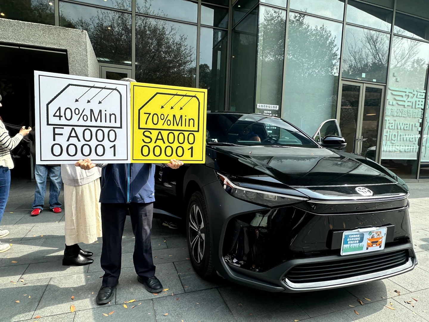 合格標識曝光！2/28起新車隔熱紙前擋透光率70%「太黑罰1800元」　26家378型號完成審核