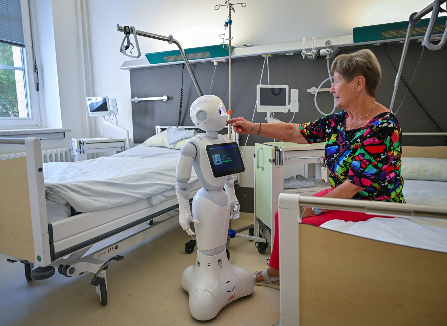 軟銀機器人Pepper獲金氏世界紀錄認證　新款有AI會唱歌跳舞做生意