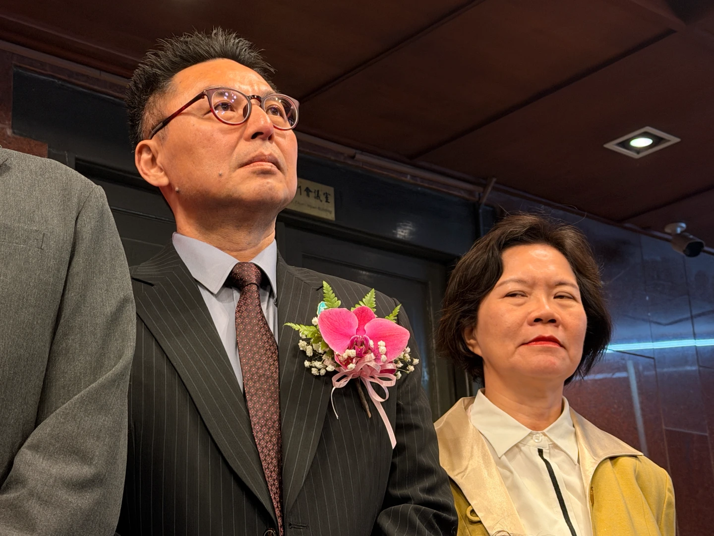 民眾黨「裝潢之亂」續集！白委洪毓祥「鑿壁換門」甩鍋劉書彬　真相大翻車