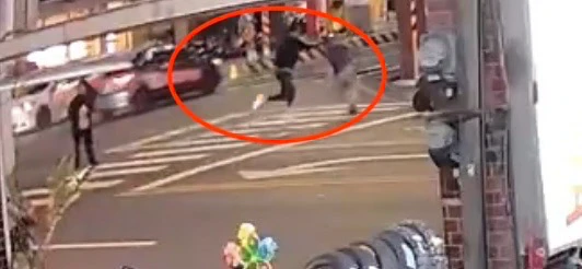 台南爆隨機砍人！男當街揮刀3人受傷衝派出所求救　1男腹部大量出血