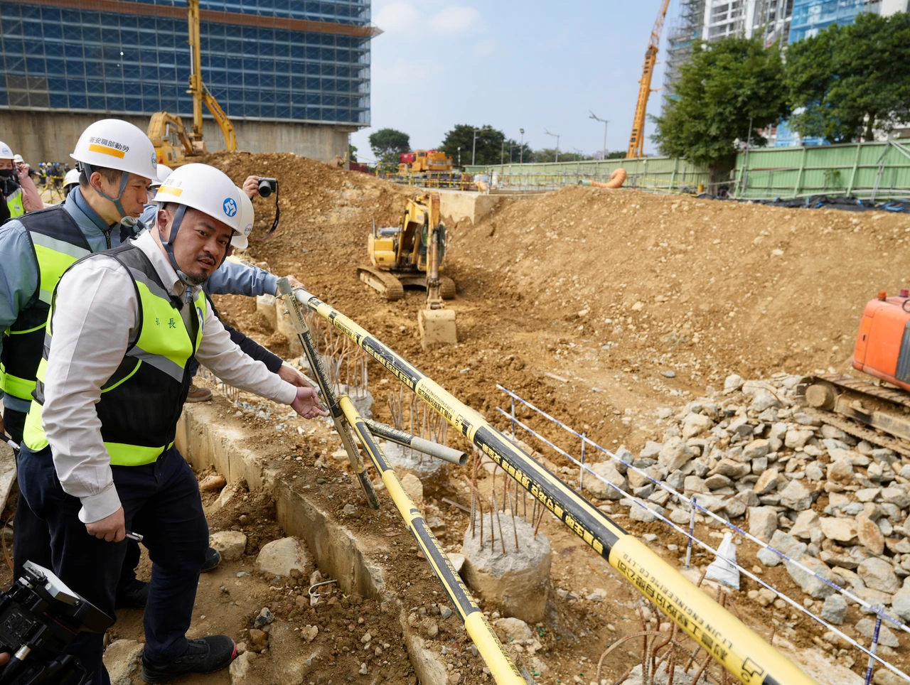 洪申翰率隊勞檢南亞科廠房工地　14項違規！開罰55萬元、停工5處