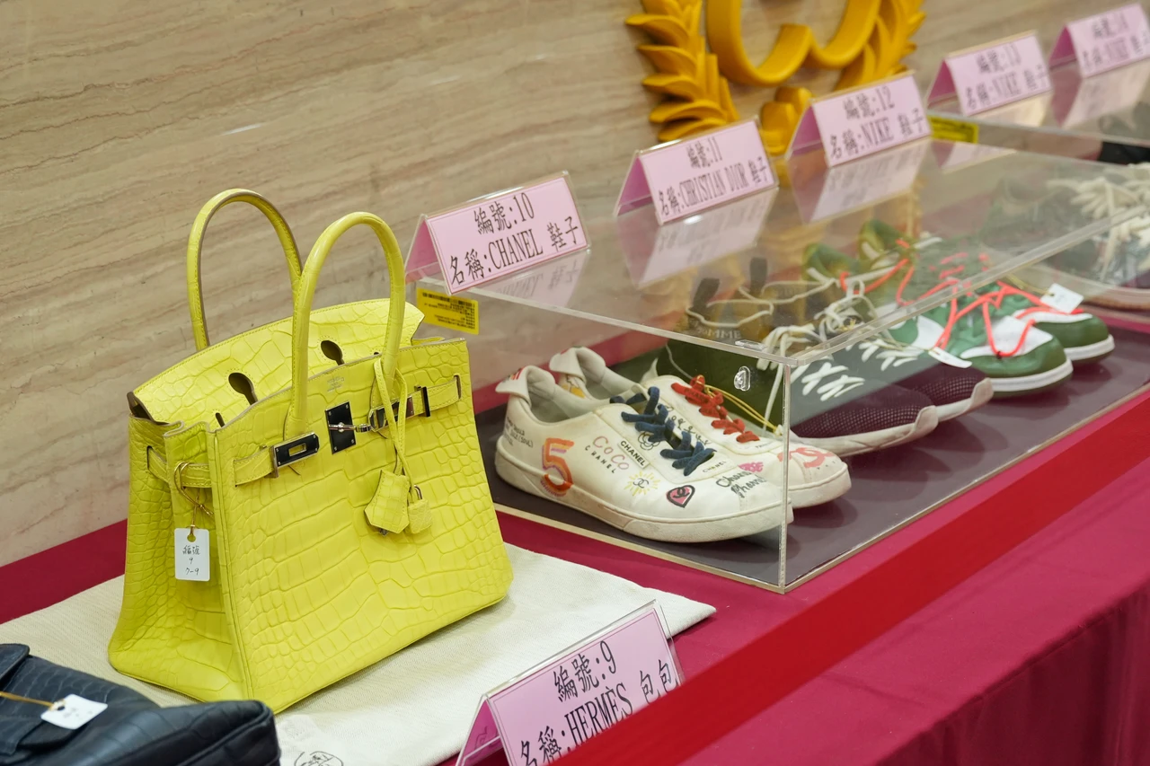 直擊｜太子集團百萬愛馬仕鉑金包今拍賣！　巴黎世家、NIKE限量款球鞋一次看