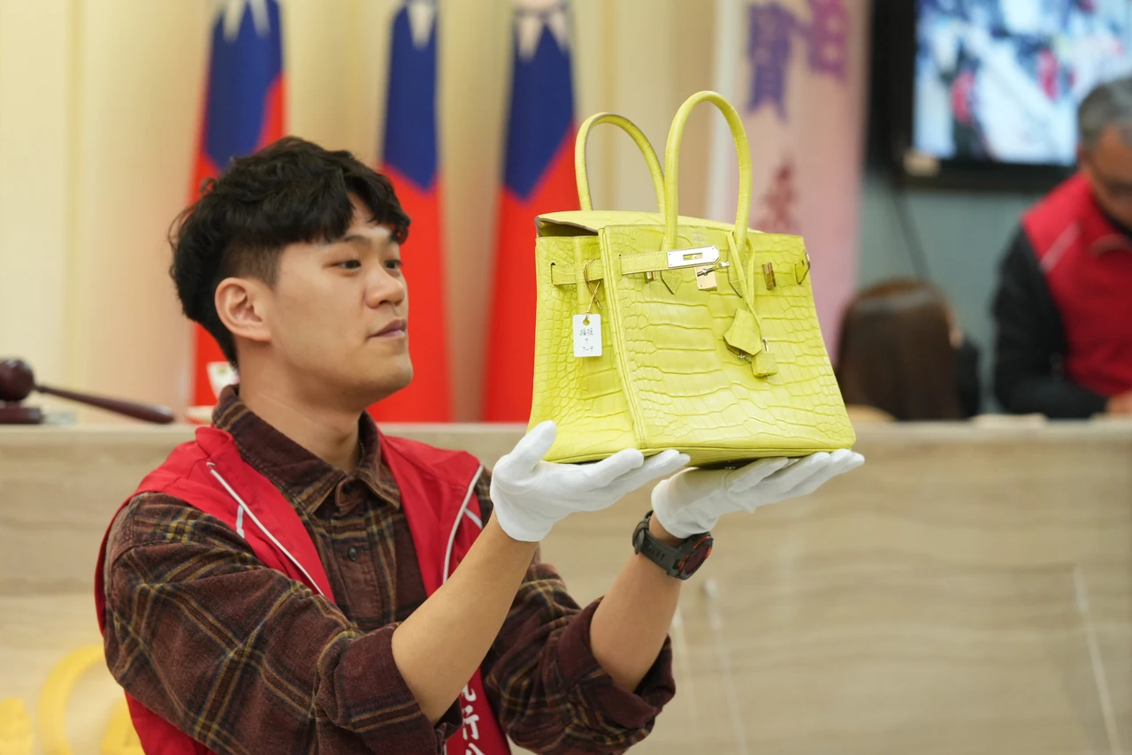 直擊｜太子集團百萬愛馬仕包拍出！他喊價一次就得手　價格曝光