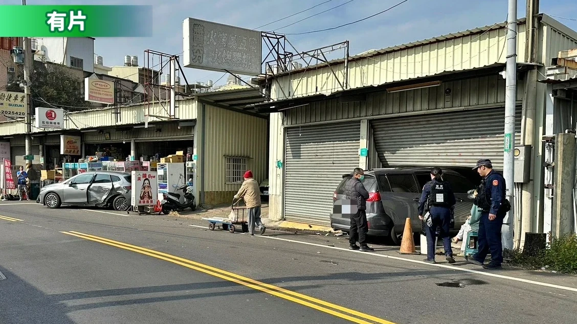 恐怖瞬間曝！男毒駕逆撞轎車衝入民宅　煞車聲伴巨響嚇壞民眾