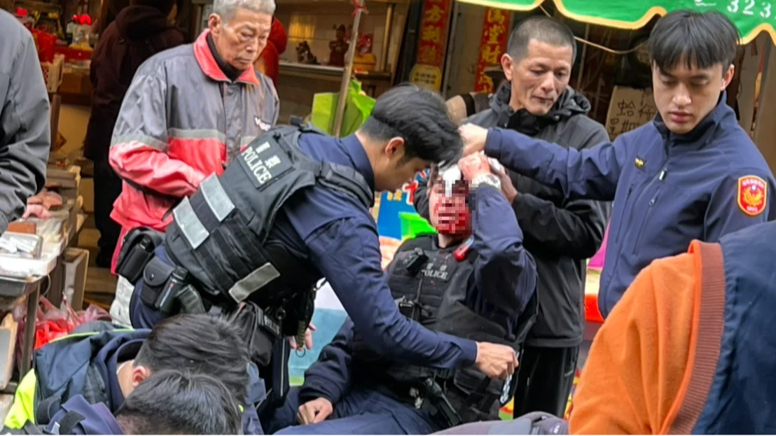 苗栗市場爆砍人3傷！嫌中彈送醫路人斥：別救了　目擊者還原「刺警頭2刀」經過