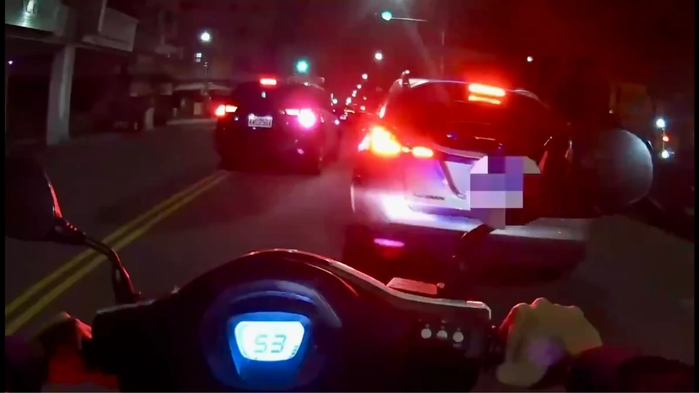 追逐片｜深夜不開燈！轎車竟拒檢狂飆　警掏槍攔阻驚見「整車都喪屍」